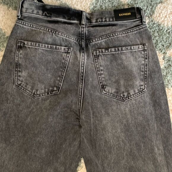 NWT Express Denim Mom Jeans High Rise Jeans Black Distressed Ripped Size 2R - Picture 7 of 9